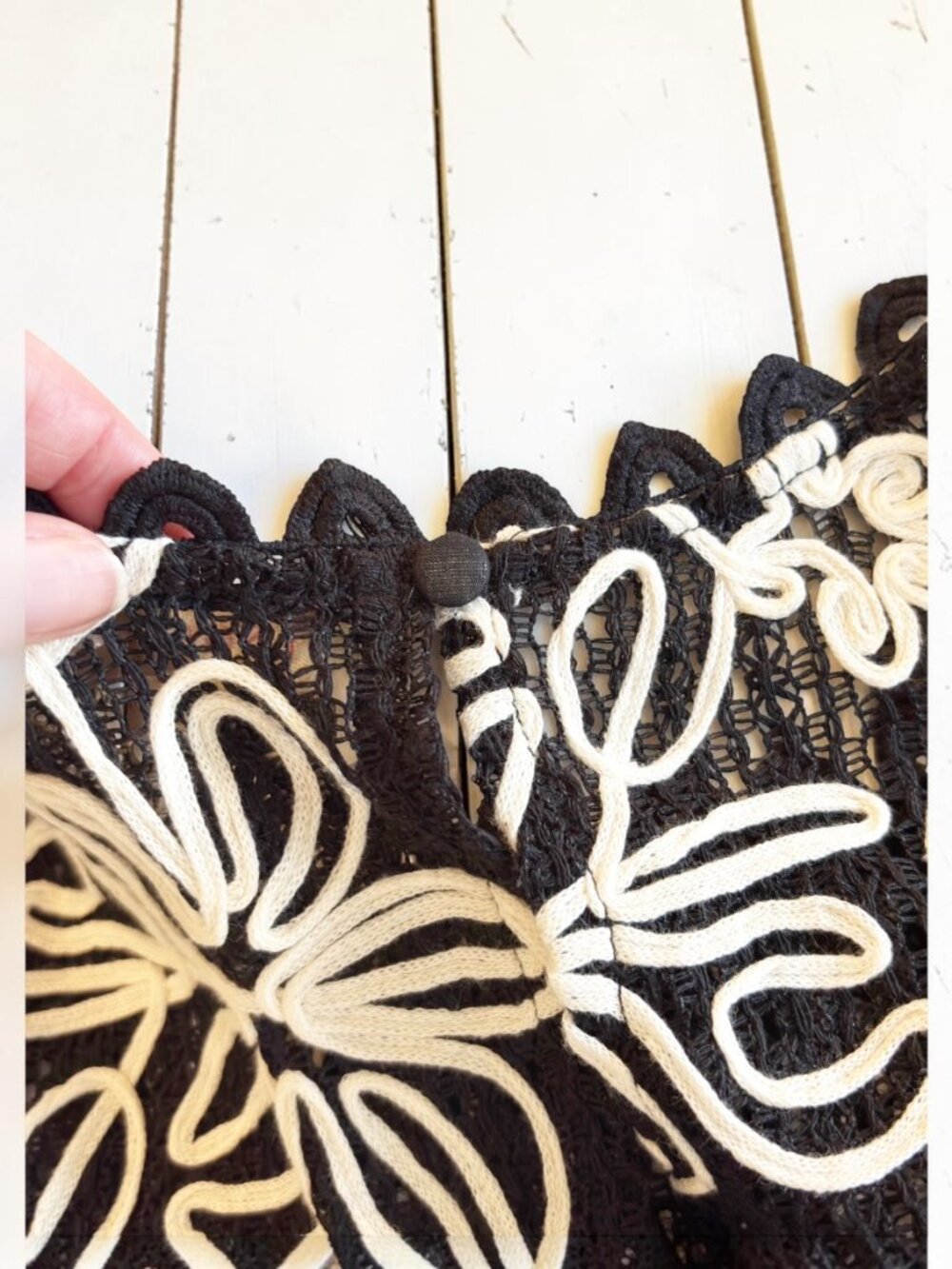 NWOT Solitaire Black Crochet Lace Floral Embroidered Tank Top Medium Boho Chic - Picture 5 of 8
